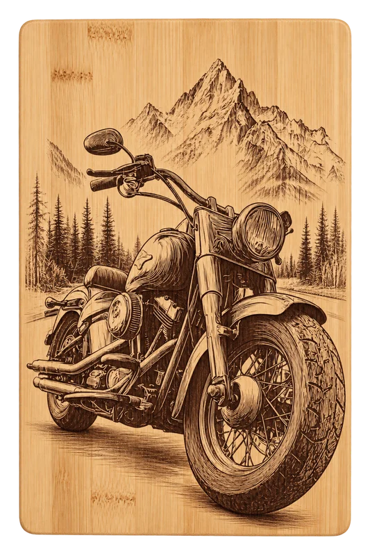 Bambusbrett mit graviertem Motorrad vor einer Berglandschaft